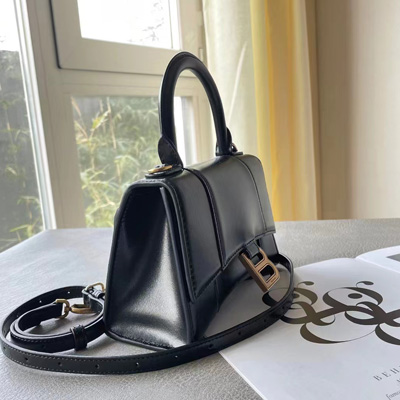 長(zhǎng)沙哪里回收巴黎世家包包.jpg