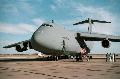 大型軍用運(yùn)輸機(jī)的戰(zhàn)略價(jià)值及其在現(xiàn)代化戰(zhàn)爭(zhēng)中的作用，大型軍用運(yùn)輸機(jī)的戰(zhàn)略價(jià)值與現(xiàn)代化戰(zhàn)爭(zhēng)中的關(guān)鍵作用