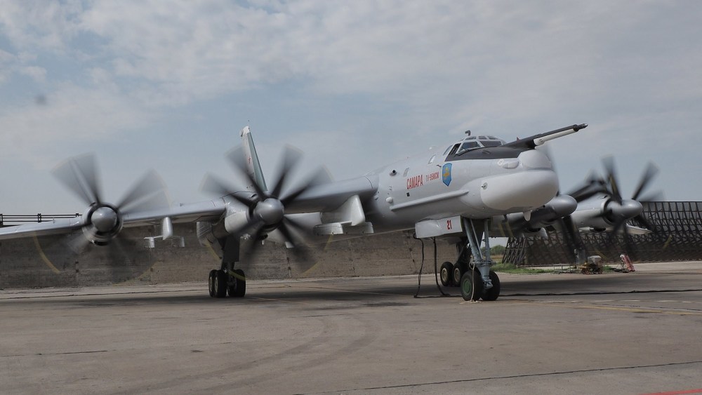 轟-18轟炸機(jī)首飛，揭示強(qiáng)大實(shí)力與未來(lái)展望，轟-18轟炸機(jī)首飛成功，展現(xiàn)強(qiáng)大實(shí)力，展望未來(lái)空中力量發(fā)展