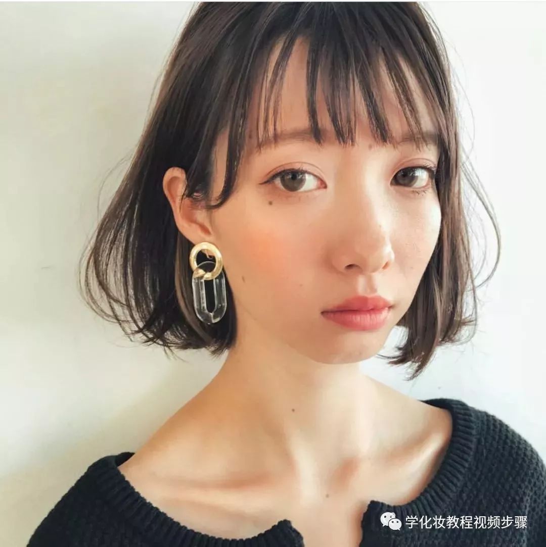 明星短發(fā)發(fā)型圖片女，時尚潮流的變遷與展現(xiàn)，時尚潮流變遷下的明星短發(fā)發(fā)型圖片女，展現(xiàn)女性魅力風(fēng)采