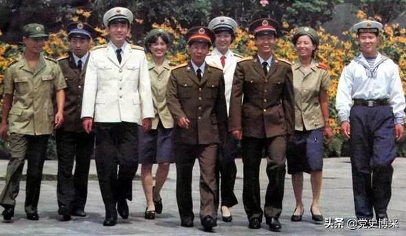 軍服裝圖片及介紹，歷史、種類與時(shí)尚融合的魅力展現(xiàn)，軍裝魅力大揭秘，歷史、種類、時(shí)尚與服裝圖片的全面展現(xiàn)