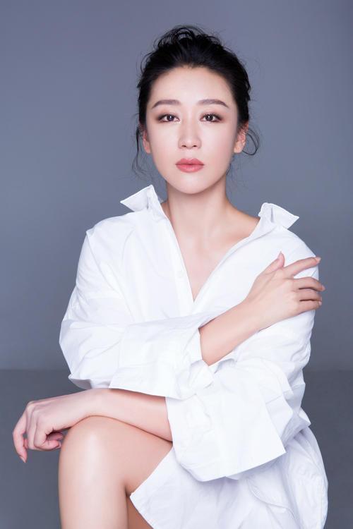演員白靜個(gè)人照片，揭秘?zé)赡槐澈蟮恼鎸?shí)魅力，演員白靜幕后真實(shí)魅力揭秘，個(gè)人照片展現(xiàn)熒幕背后的風(fēng)采