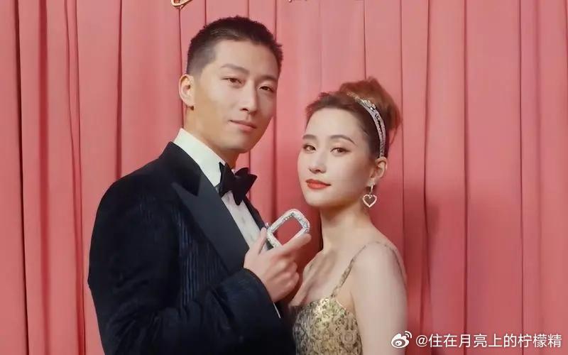何超蓮為什么能看上竇驍，深度解析背后的原因，深度解析，何超蓮與竇驍戀情背后的原因