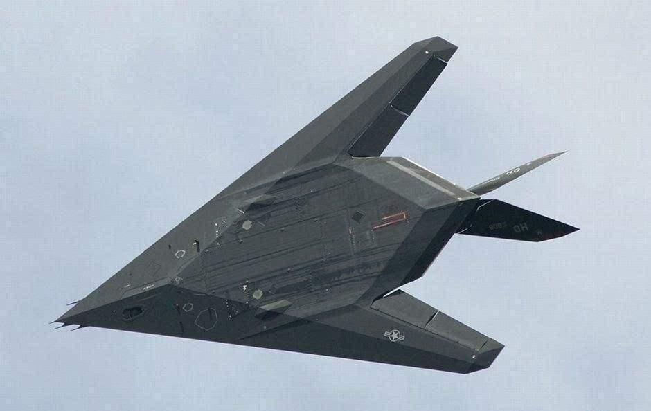 F117隱身戰(zhàn)斗機(jī)，空中霸主的無影魅力，F(xiàn)117隱身戰(zhàn)斗機(jī)，空中霸主的無影風(fēng)采