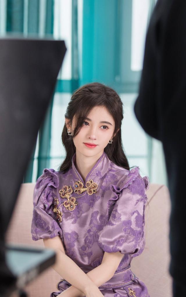 荒島生存挑戰(zhàn)，女明星鞠婧祎的精謠之旅，鞠婧祎荒島生存挑戰(zhàn)，精謠之旅的逆境求生