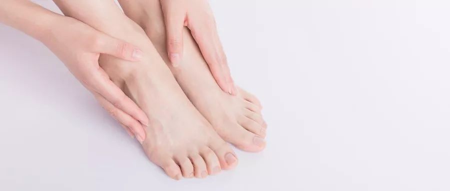 女性腳氣初期圖片及其相關(guān)知識(shí)解析，女性腳氣初期癥狀圖片與相關(guān)知識(shí)解析