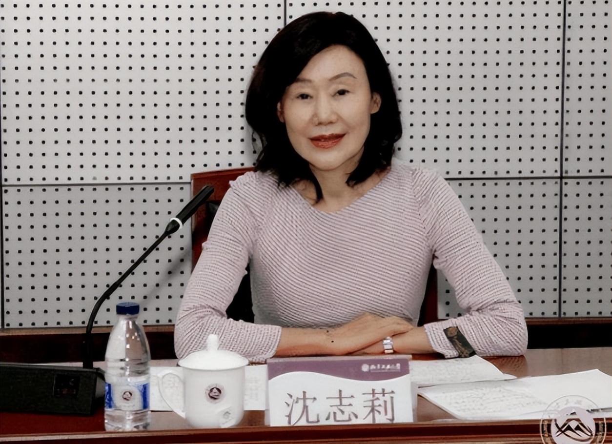 整容的危害有哪些，深入了解風(fēng)險(xiǎn)與后果，整容風(fēng)險(xiǎn)深度解析，危害與后果深入了解