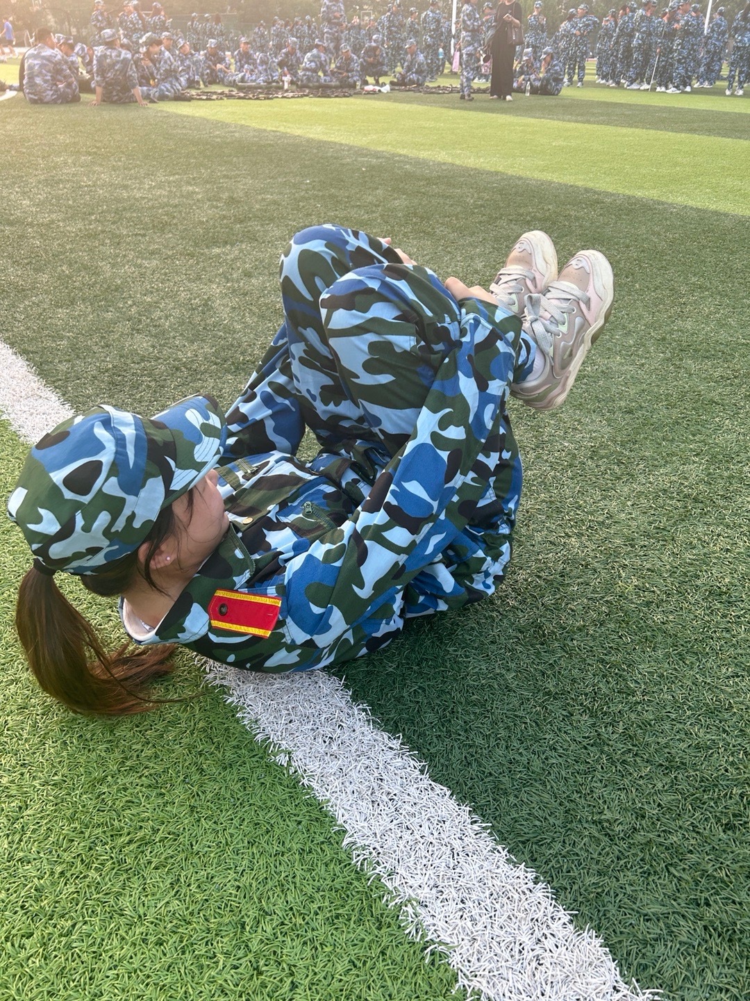 軍訓(xùn)大白兔蹦出來(lái)了，一則充滿趣味與挑戰(zhàn)的故事，軍訓(xùn)中的大白兔，趣味挑戰(zhàn)的故事