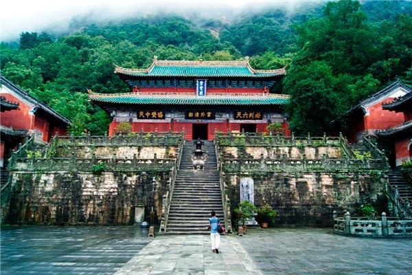 武當(dāng)山一日游最佳方案，探索千年道教的神秘圣地，武當(dāng)山一日游攻略，揭秘千年道教神秘圣地最佳探索方案