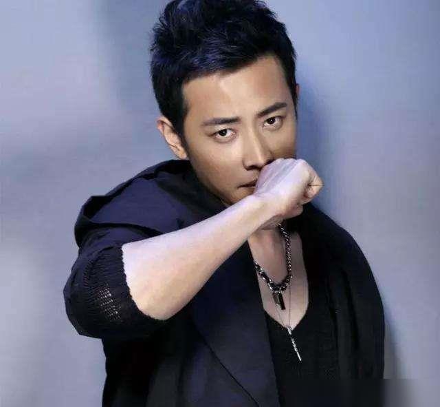 明星男，聚焦光芒背后的故事，明星背后的光芒故事揭秘