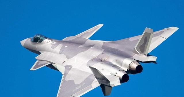 F-22戰(zhàn)斗機(jī)與殲-20對比，現(xiàn)代空中霸主之爭，F(xiàn)-22與殲-20，現(xiàn)代空中霸主之爭對比解析