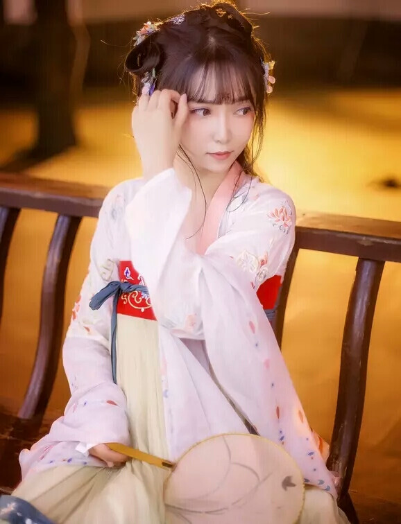 漢服風(fēng)潮下的時尚新寵，露半只奶的獨(dú)特魅力，漢服風(fēng)潮下的時尚新星，露半只奶的獨(dú)特魅力