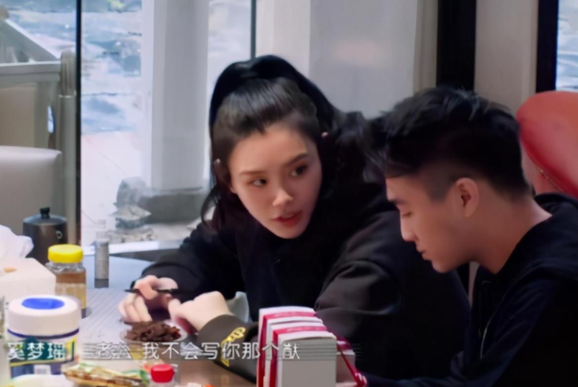 何猷君為什么娶大6歲的伴侶？深度解讀背后的原因，深度解析，何猷君迎娶大六歲伴侶背后的動(dòng)因