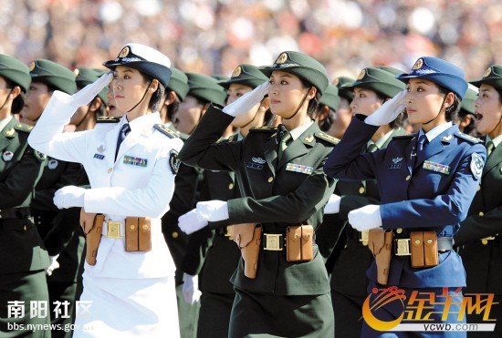 女兵方隊(duì)接受檢閱視頻，展現(xiàn)力量與榮耀的時(shí)刻，女兵方隊(duì)接受檢閱，力量與榮耀的展現(xiàn)