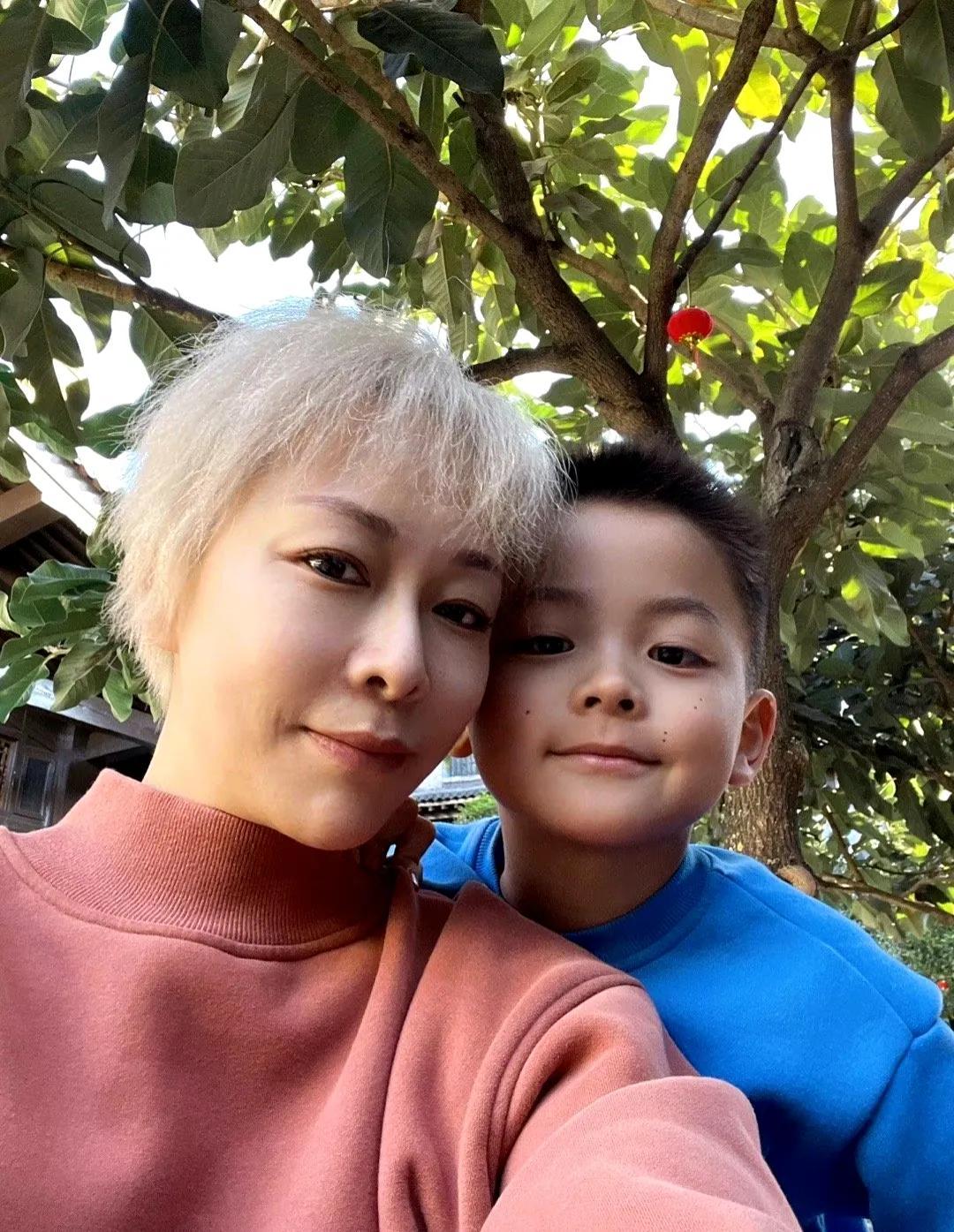 保劍鋒的第一任妻子，探索神秘面紗背后的故事，保劍鋒第一任妻子的神秘面紗，背后的故事探索