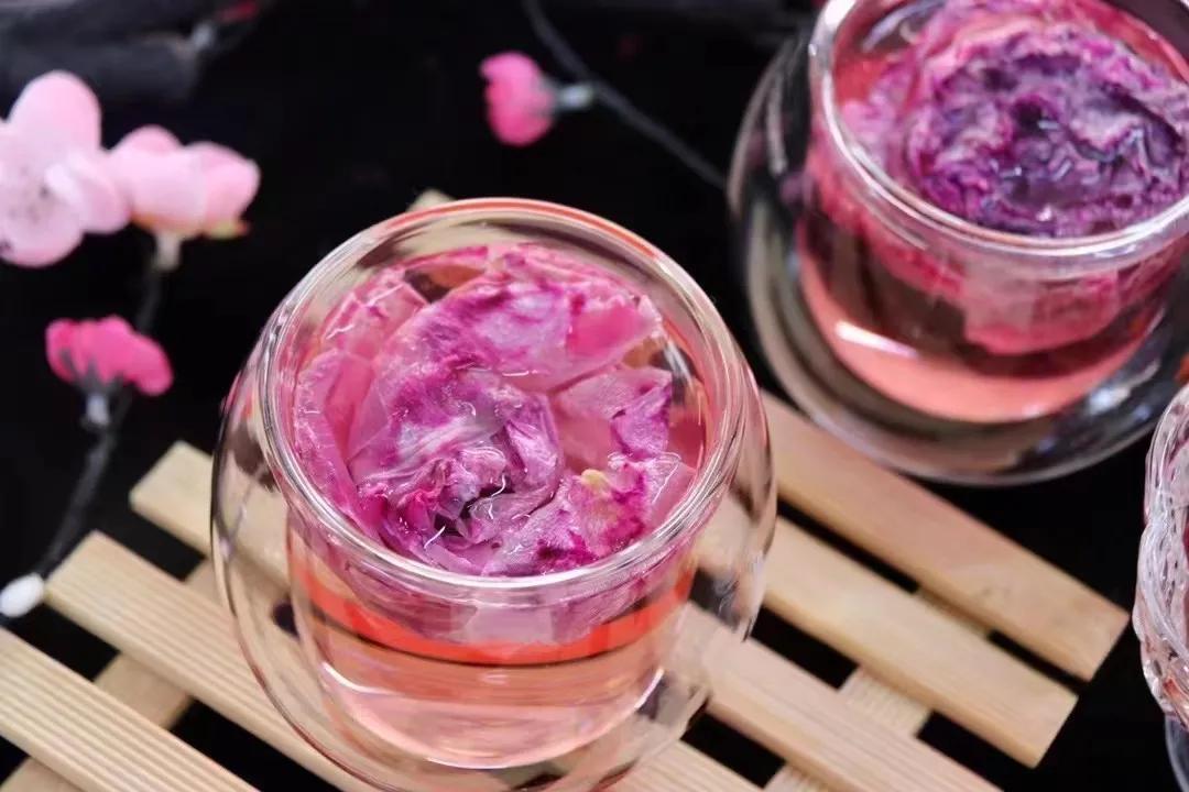 玫瑰花茶，哪些人群不適宜飲用？了解六大關鍵詞背后的健康警示，玫瑰花茶飲用禁忌，六大不適宜人群需警惕的健康警示！