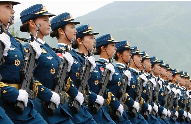 三軍儀仗隊(duì)女兵訓(xùn)練