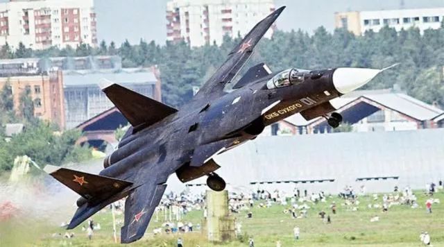 蘇-47戰(zhàn)斗機(jī)，空中巨無霸的卓越性能與獨(dú)特特點(diǎn)，蘇-47戰(zhàn)斗機(jī)，空中巨無霸的非凡性能與獨(dú)特特色