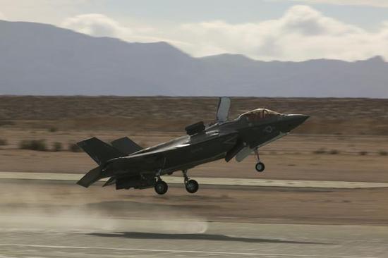 F-35戰(zhàn)機(jī)與殲-20空中對(duì)決，一場(chǎng)虛構(gòu)的設(shè)想，F(xiàn)-35與殲-20空中對(duì)決，虛構(gòu)設(shè)想揭秘空戰(zhàn)未來(lái)