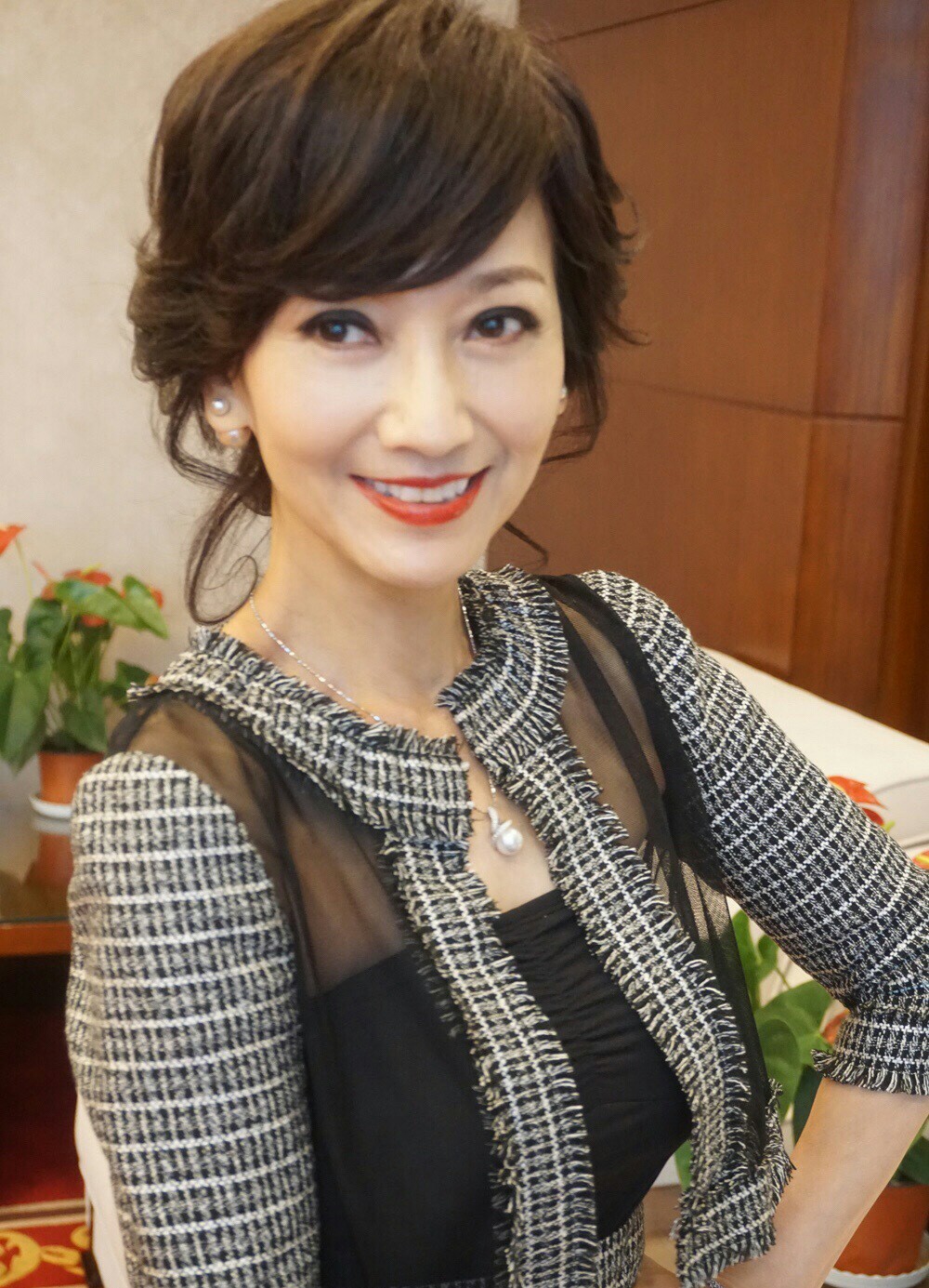 趙雅芝個(gè)人資料近照，時(shí)光不老，優(yōu)雅依舊，趙雅芝近照展現(xiàn)時(shí)光不老優(yōu)雅風(fēng)采