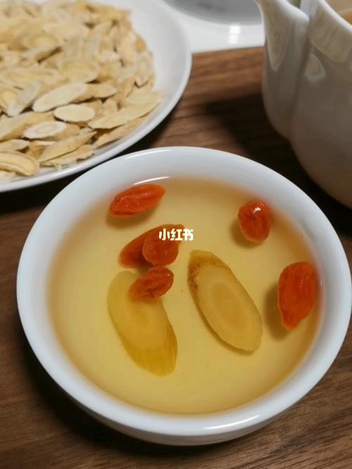 喝黃芪泡水差點(diǎn)喪命——黃芪的利弊及正確食用方法，黃芪泡水飲用需謹(jǐn)慎，利弊解析與正確食用方法