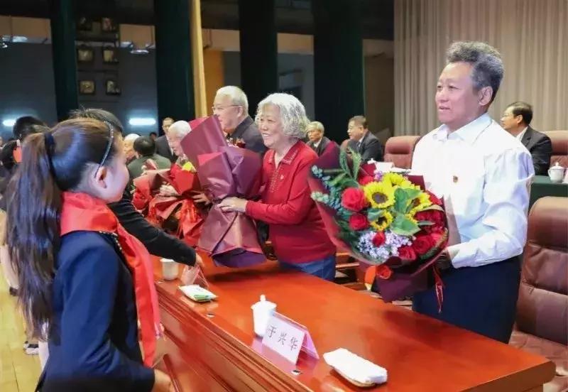 閱兵訓(xùn)練背后的艱苦訓(xùn)練，辛勤汗水鑄就榮耀時(shí)刻，閱兵訓(xùn)練的艱辛汗水，鑄就榮耀時(shí)刻的輝煌篇章